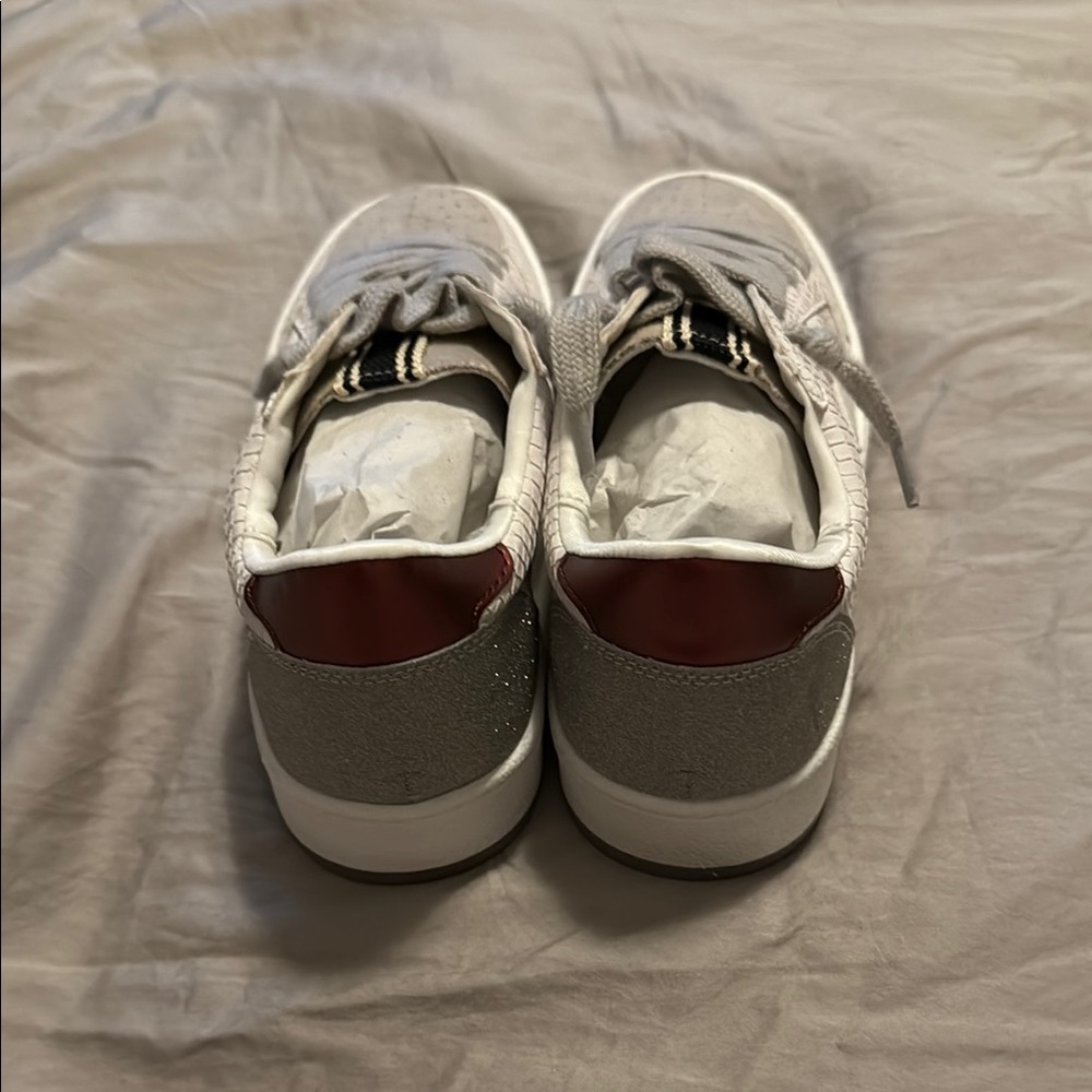 ShuShop White and Gray‎ Sneakers with Star Detail Size 8 - Picture 2 of 7